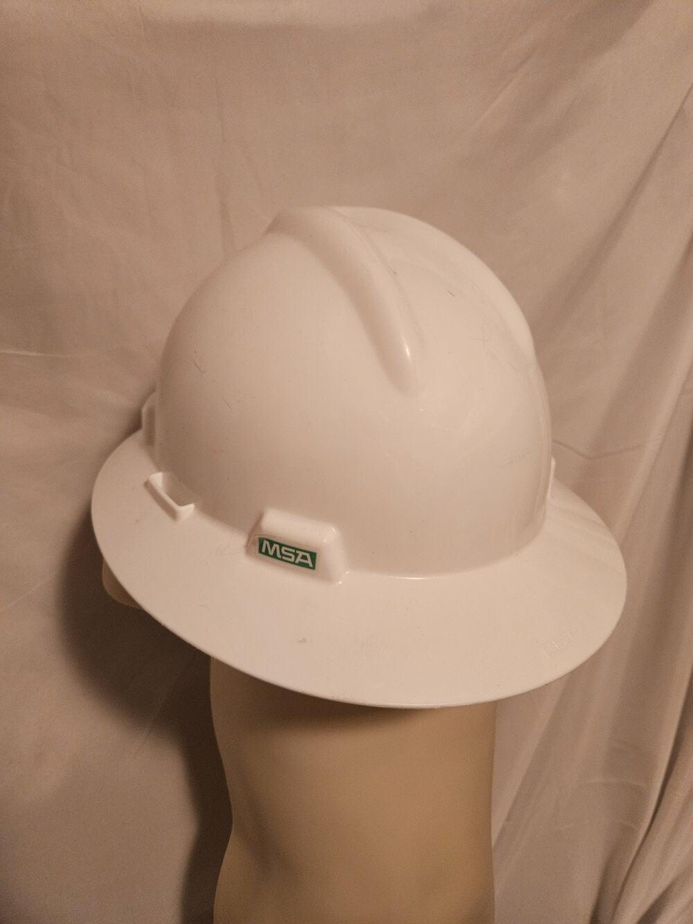 MSA Medium V-Gard Slotted Full-Brim Hat with Fas-Trac III Suspension - White